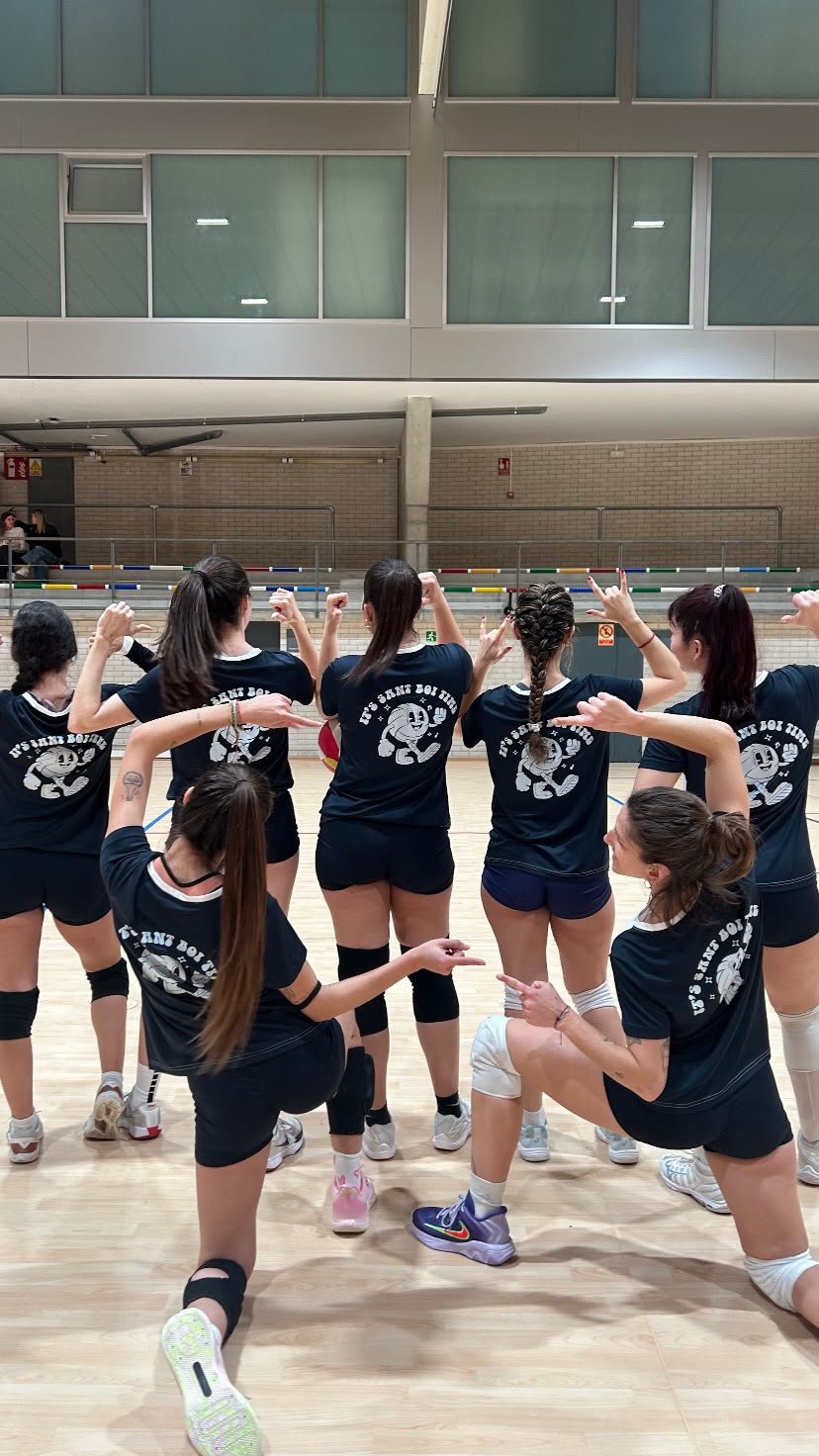Equipo de vóleibol Sant Boi celebrando con camisetas personalizadas