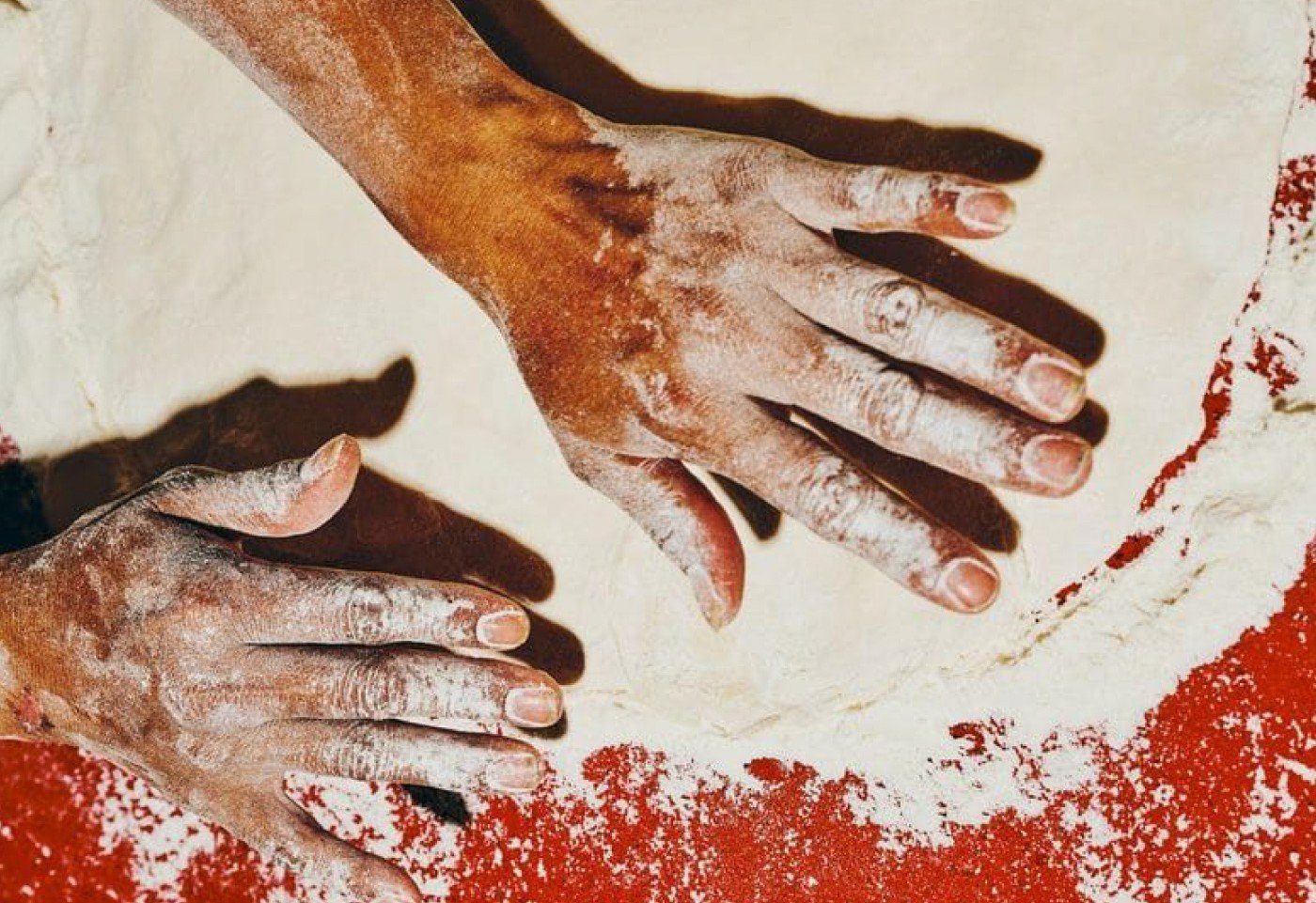 Manos dando forma a una masa, textura del proceso creativo